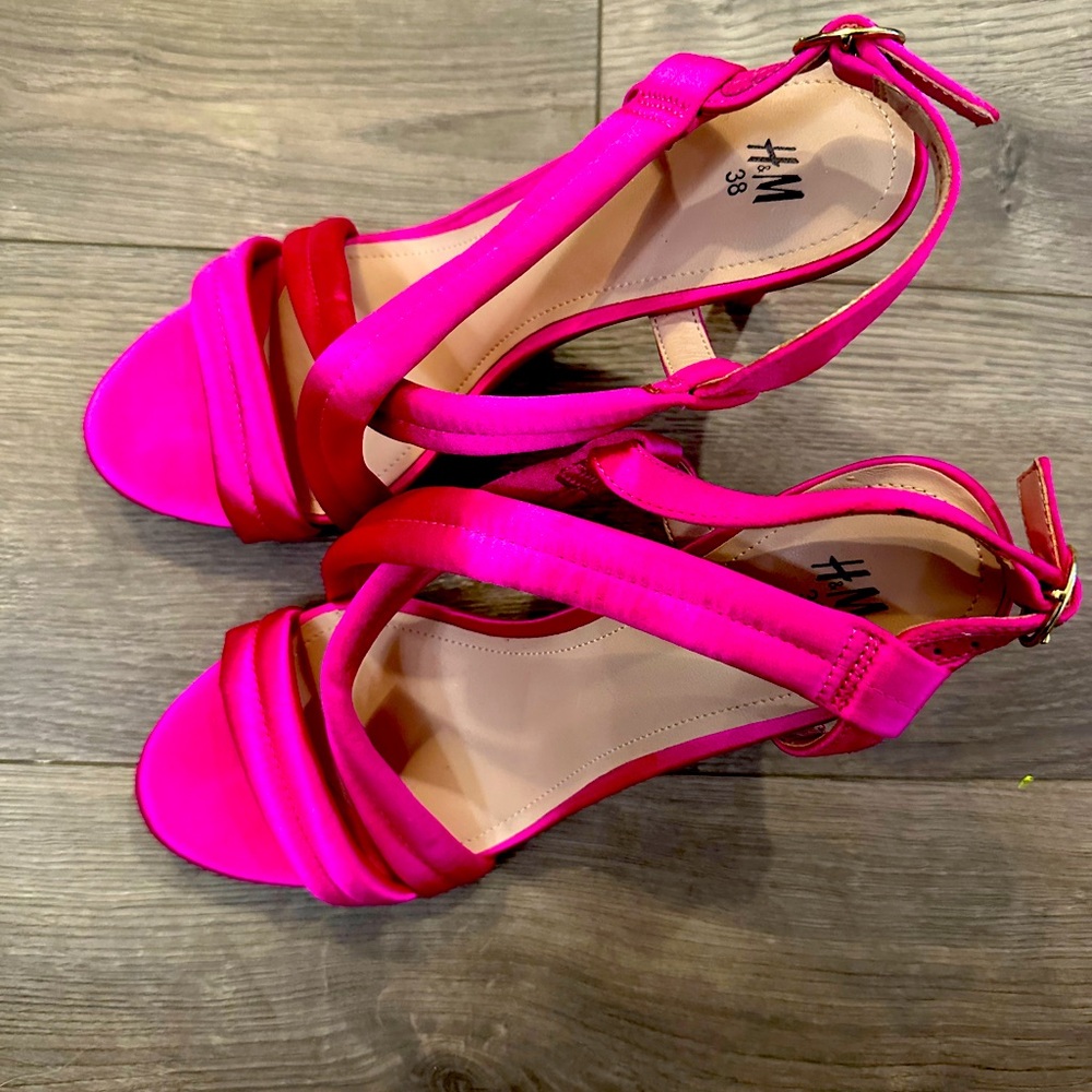 H&M Size 38 (7.5) pink heel. Worn 3 times.